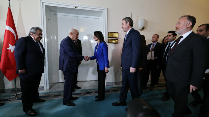 Le chef du MHP, Bahçeli, reçoit les dirigeants du DEM Les dirigeants du DEM ont discuté avec le MHP des réformes et de la création d'une commission chargée d'accompagner le dialogue.