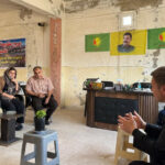Une délégation européenne au Rojava Une délégation conduite par le coprésident du groupe de gauche au Parlement européen, Martin Schirdewan, poursuit sa visite au Kurdistan. Elle se trouve aujourd’hui au Rojava où elle a rencontré des acteurs politiques et de la société civile.