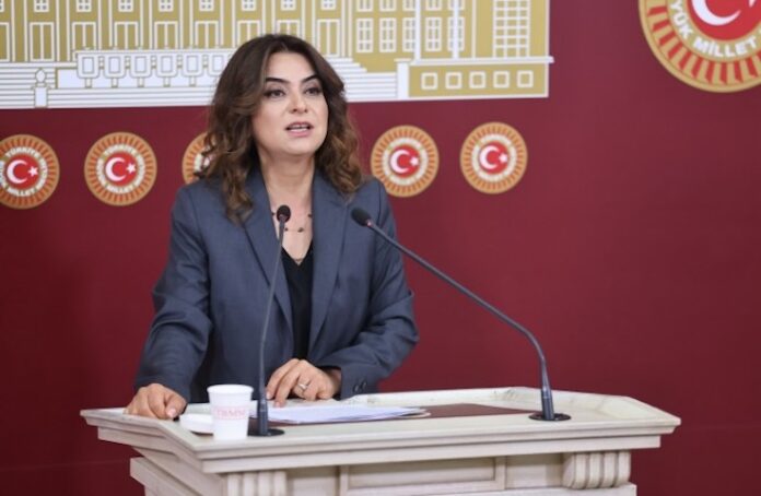La coprésidente du groupe parlementaire du Parti de l'Égalité et de la Démocratie des Peuples (DEM Parti), Gülistan Kılıç Koçyiğit, a appelé à une refonte immédiate du système judiciaire en Turquie, soulignant que la paix et la démocratie ne peuvent être atteintes sans justice réparatrice. Elle s’est exprimée à l’occasion de la commémoration du massacre de Çorum et en réaction au futur 10e « paquet judiciaire » que le gouvernement s'apprête à soumettre au Parlement.