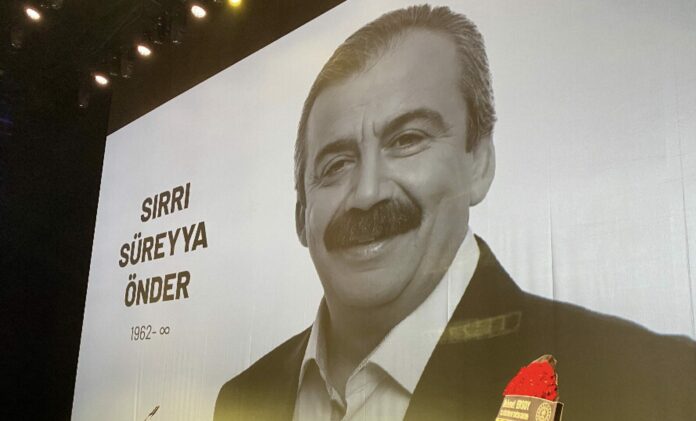 Des milliers de personnes se sont rassemblées ce samedi à Istanbul pour rendre un dernier hommage à Sırrı Süreyya Önder, député du DEM Parti, vice-président du Parlement et membre de la délégation d'Imralı, décédé le 3 mai après 18 jours en soins intensifs à la suite d'un arrêt cardiaque.
