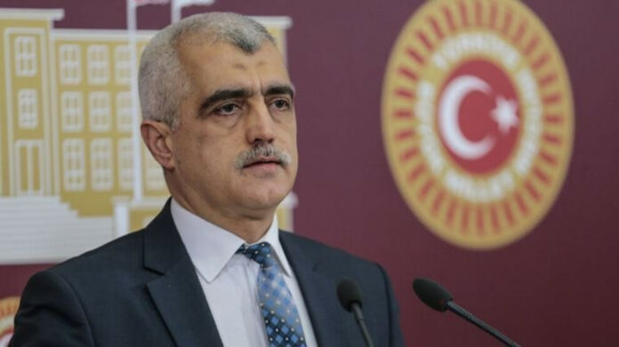 e député du Parti pour l’égalité des peuples et la démocratie (DEM), Ömer Faruk Gergerlioğlu, tire la sonnette d’alarme après sa visite à la prison de femmes de Gebze.