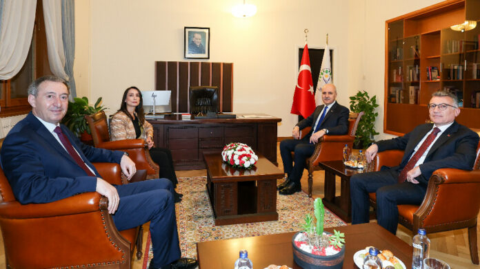 Le président de l'Assemblée nationale turque, Numan Kurtulmuş, et les co-présidents du Parti de l'Égalité et de la Démocratie des Peuples (DEM Parti), Tülay Hatimoğulları et Tuncer Bakırhan, ont tenu une conférence de presse conjointe aujourd'hui à Ankara, à l’issue d’une rencontre axée sur la transition démocratique et le processus de paix.